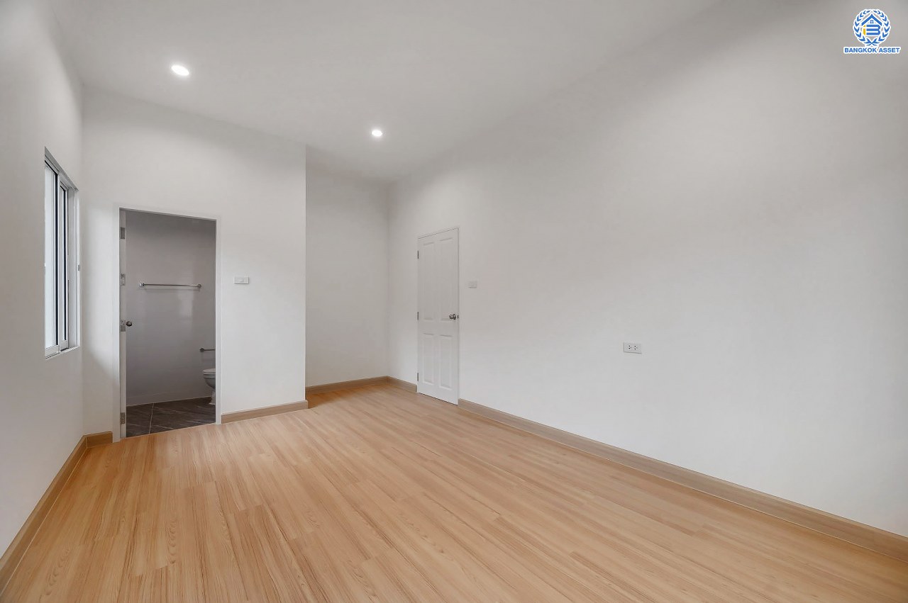 บ้านมือสองตกแต่งใหม่ โครงการ ปริญญดา ปิ่นเกล้า-พุทธมณฑลสาย 2 หลังมุม เนื้อที่ 104.5 ตร.ว.พื้นที่ใช้สอย 197.8 ตร.ม. ฟังก์ชัน 3 ห้องนอน 5 ห้องน้ำ 1 ห้องแม่บ้าน จอดรถได้ 2 คัน บนทำเลเดินทางสะดวก เชื่อมต่อ ถ.พุทธมณฑลสาย 2 ใกล้ทางคู่ขนานลอยฟ้าบรมราชชนนี, เซ็นทรัลปิ่นเกล้า และ ม.มหิดล